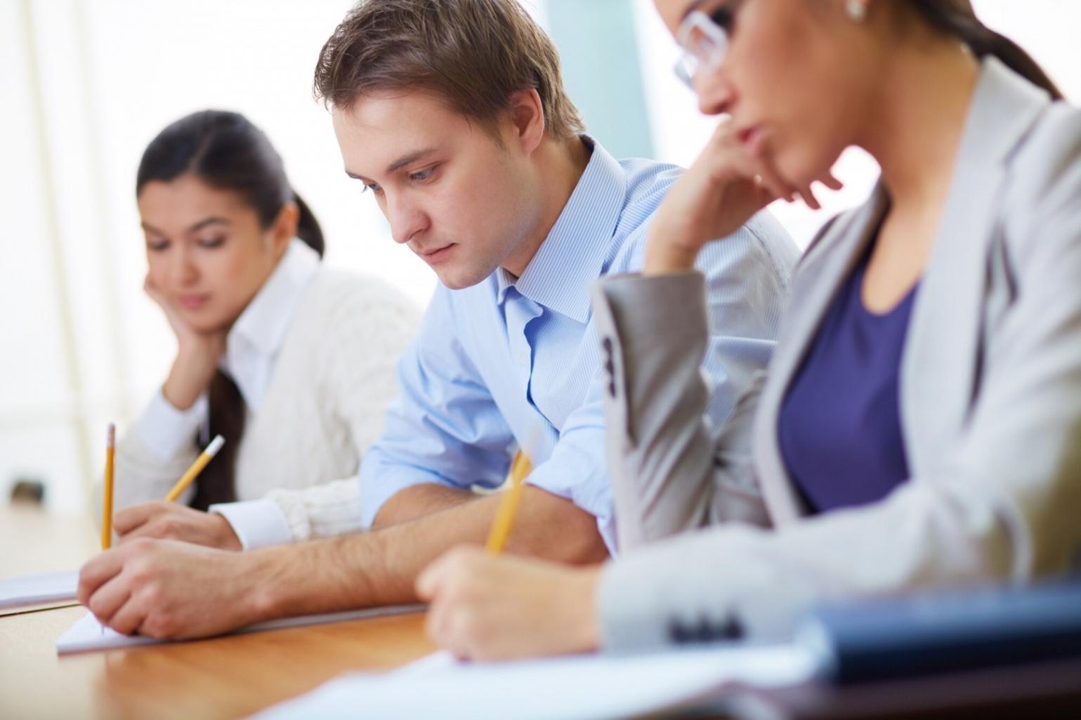 Finanzanalyst arbeitet an DCF-Modellen mit mehreren Monitoren