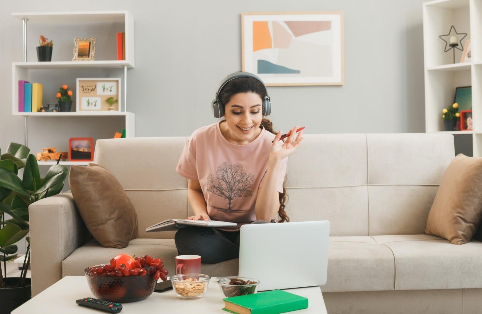 Moderne Büroumgebung mit Finanzdiagrammen und Analysewerkzeugen