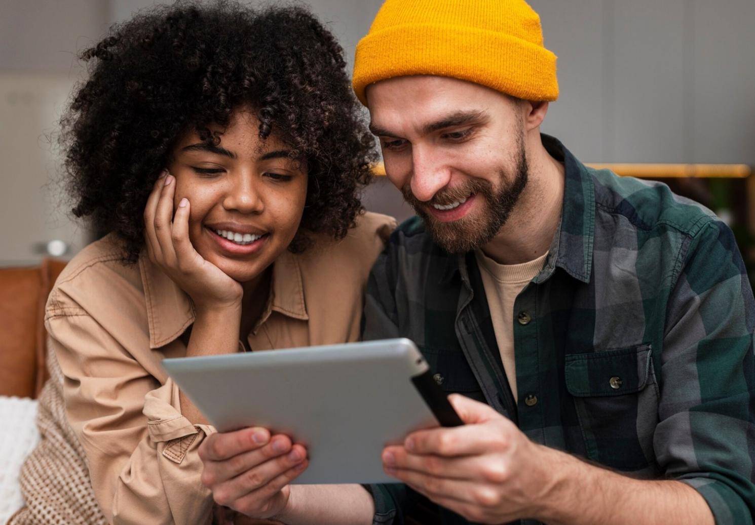 Finanzanalytiker bei der Arbeit mit Computern und Dokumenten