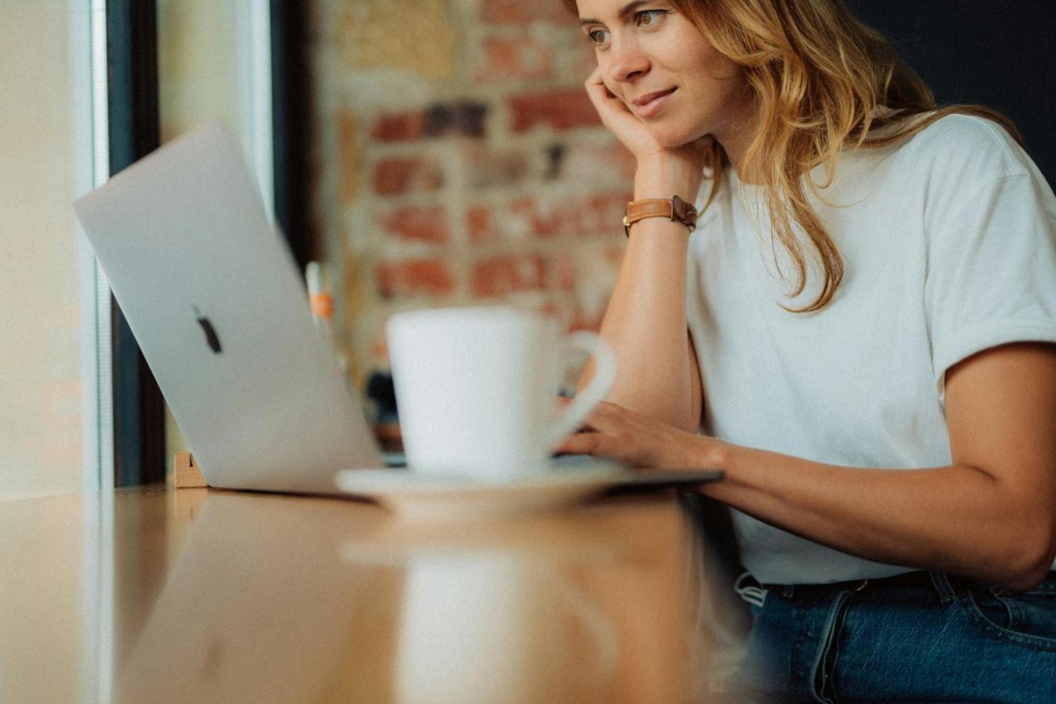 Detaillierte Finanzanalyse mit Charts und Bewertungsmodellen auf dem Bildschirm